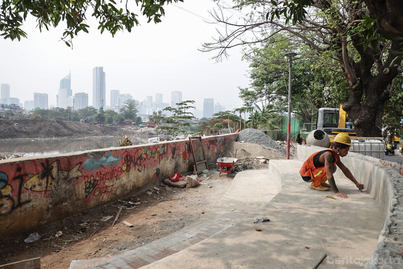 Pemkot Jakpus Bangun Bantaran BKB Menjadi Taman Bermain 5