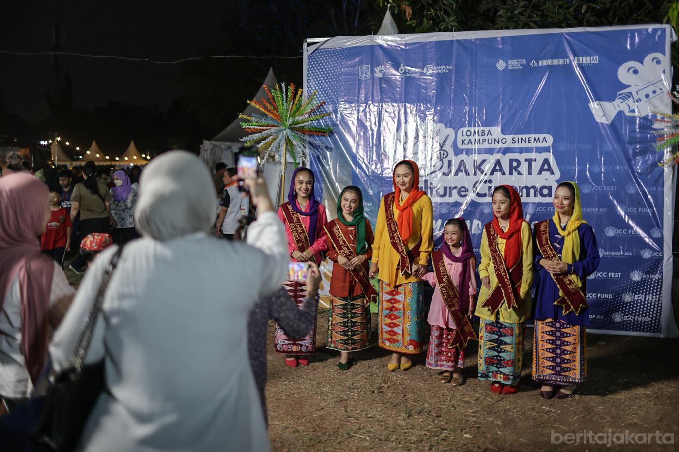 Bioskop Keliling JCC Sambangi Lapangan Sarana Rawa Badak Selatan