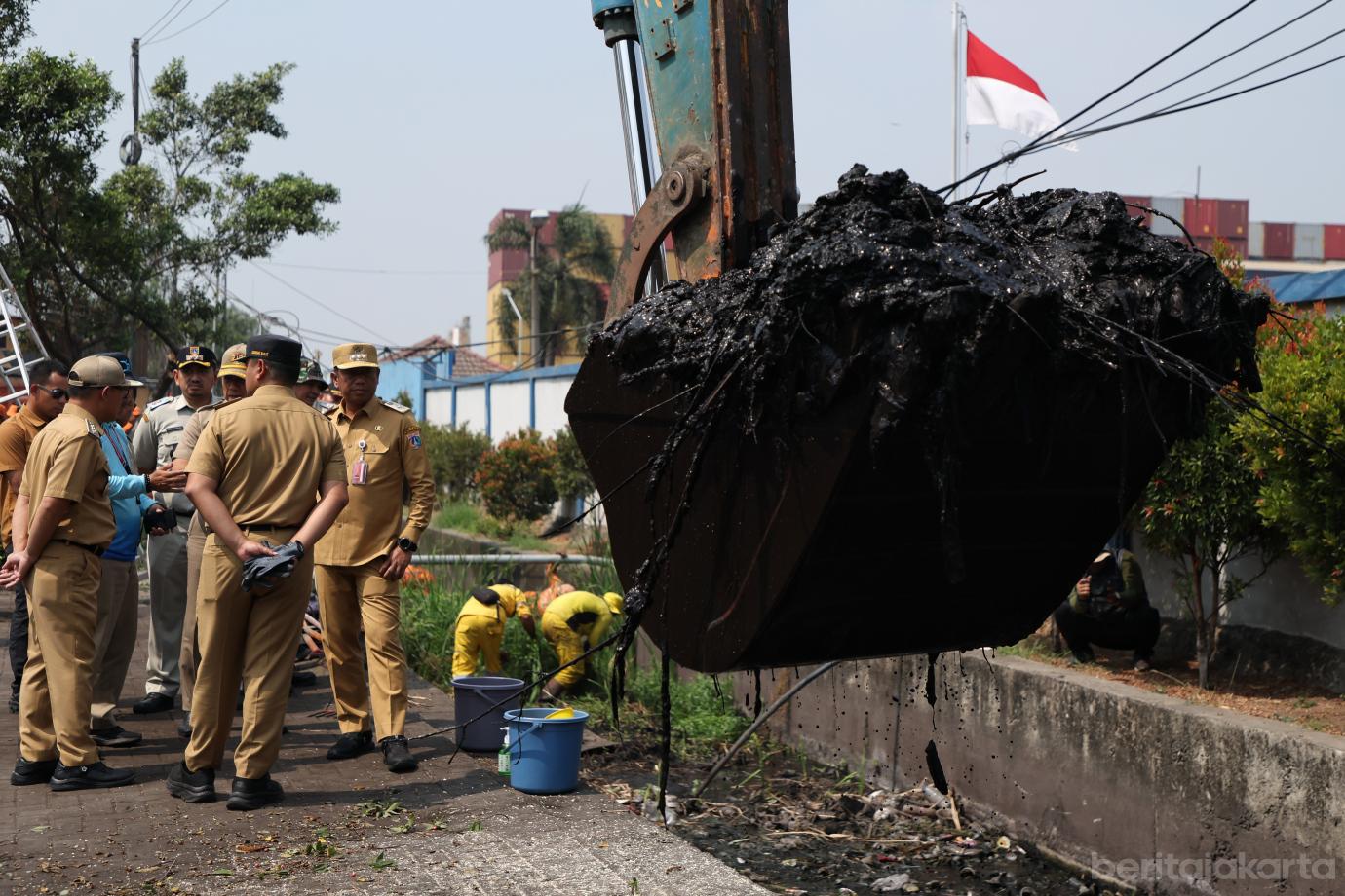 4.Petugas Gabungan Lakukan Grebek Lumpur di PHB Cacing