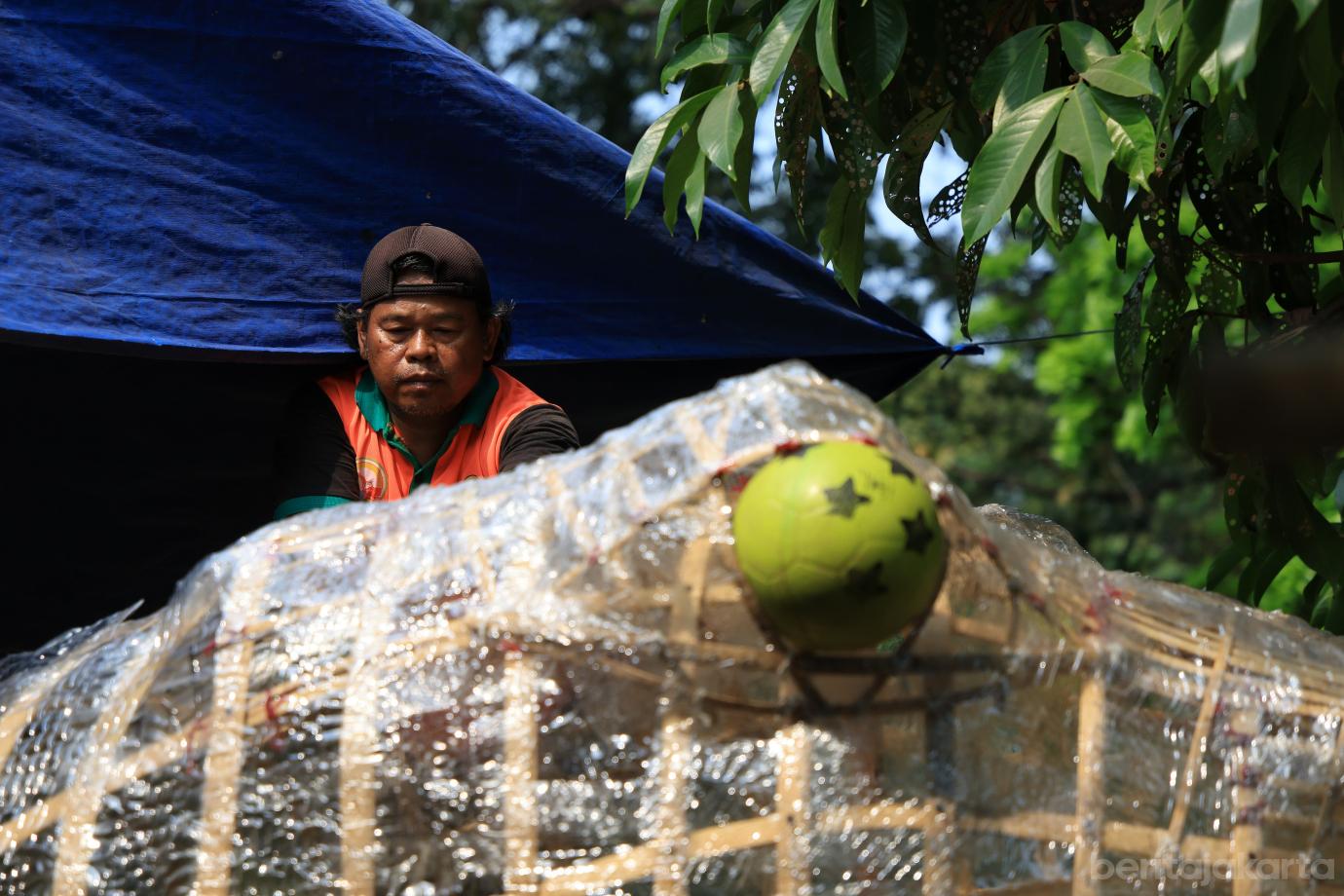 7.UPS Badan Air Duren Sawit Sulap Botol Plastik Jadi Perahu Kodok