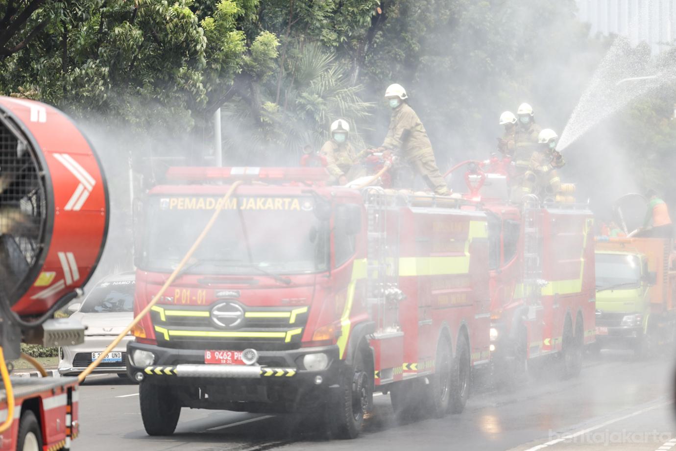 Petugas Semprot Water Mist Antisipasi Abu Gunung Anak Krakatau 2
