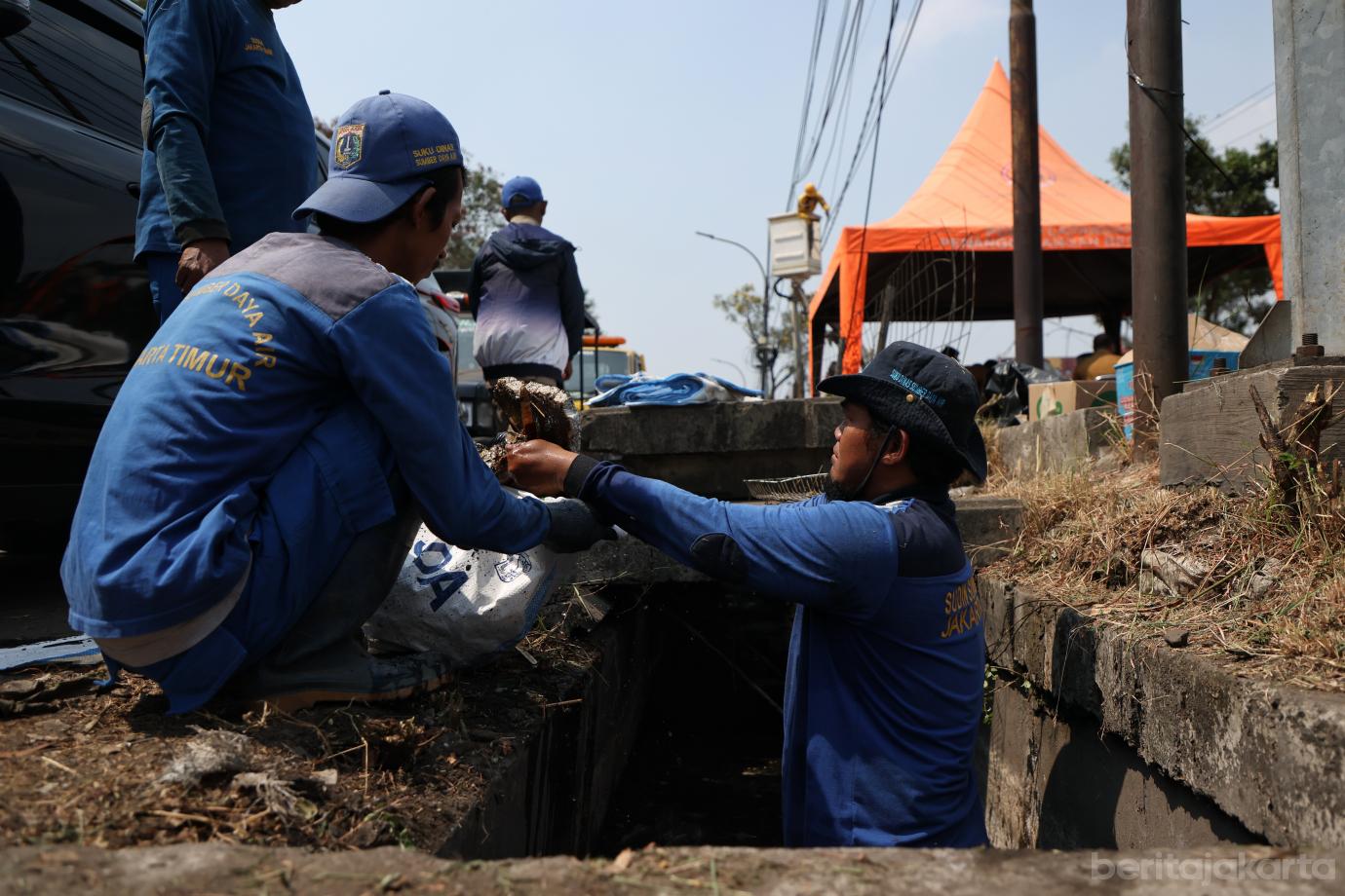 8.Petugas Gabungan Lakukan Grebek Lumpur di PHB Cacing