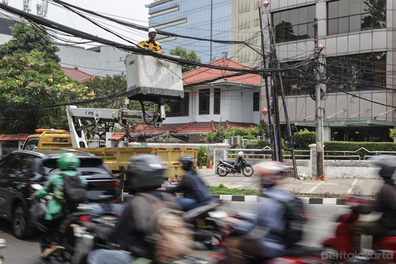 Penertiban Kabel Utilitas di Jalan Proklamasi Jakpus 4