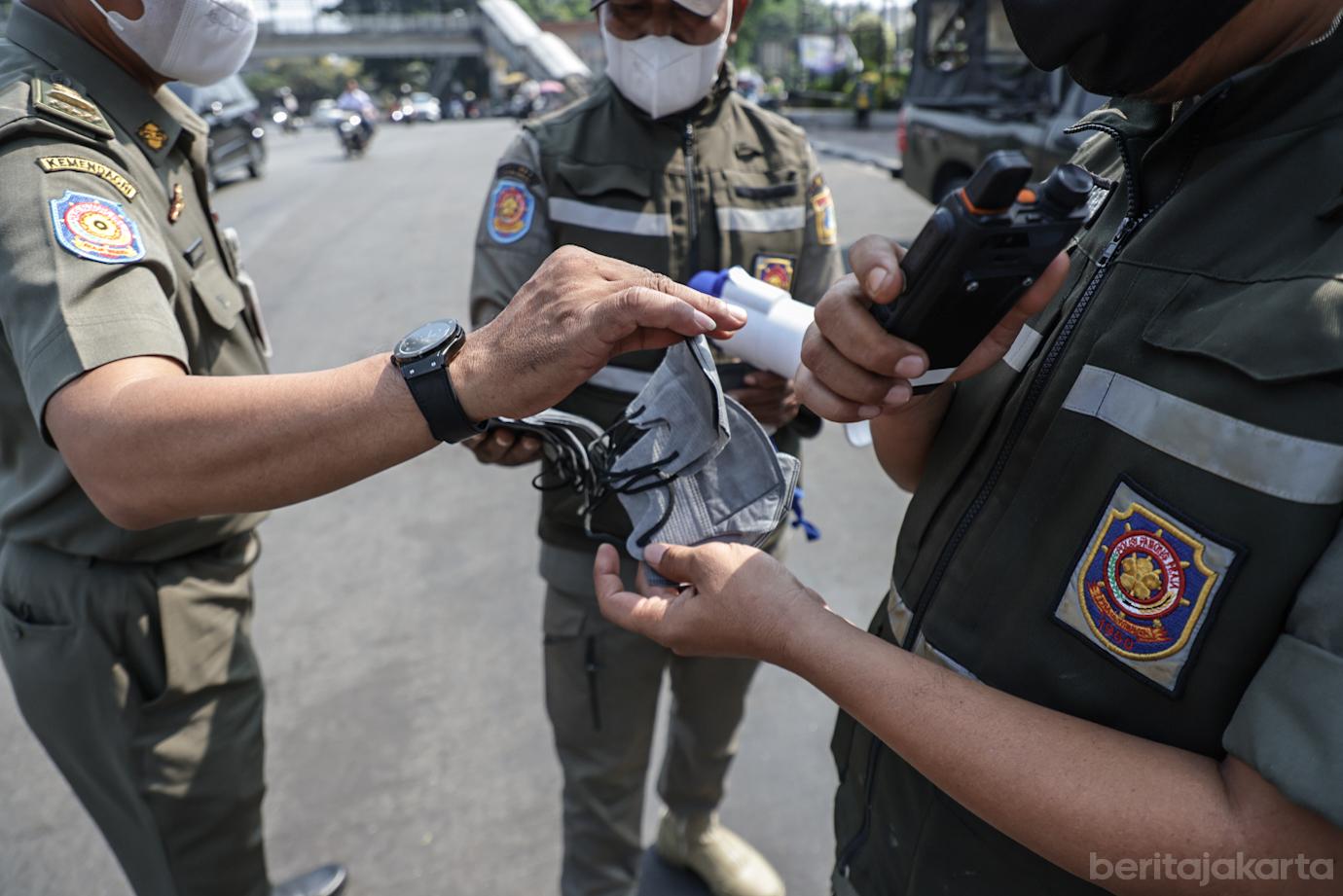 Antisipasi Dampak Erupsi Satpol PP Tambora Bagikan Masker 4