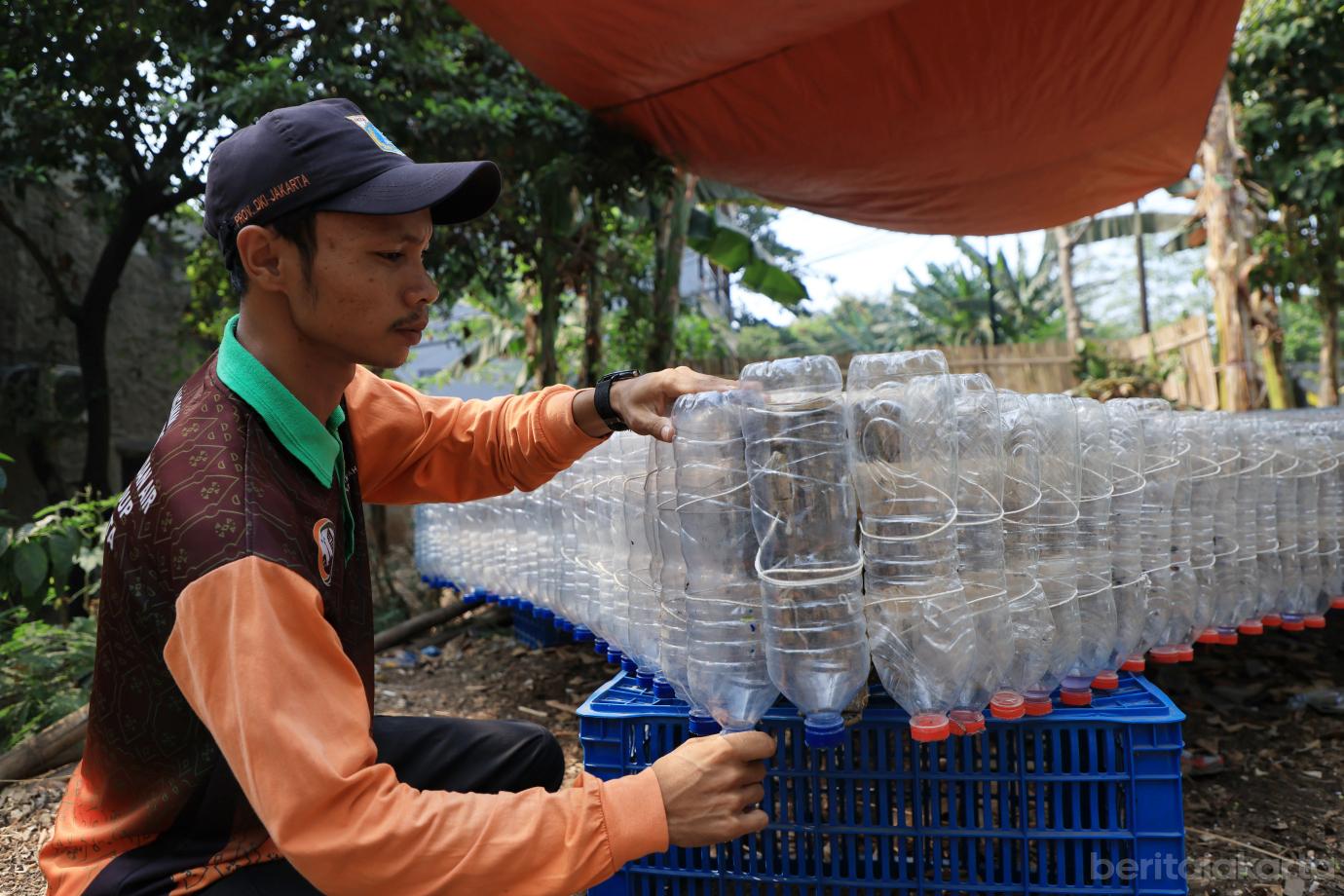 2.UPS Badan Air Duren Sawit Sulap Botol Plastik Jadi Perahu Kodok