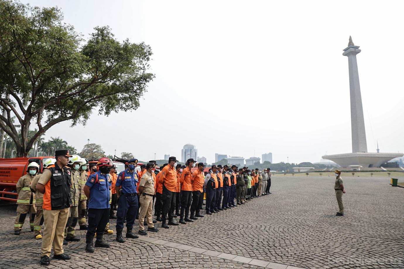 Petugas Semprot Water Mist Antisipasi Abu Gunung Anak Krakatau 1