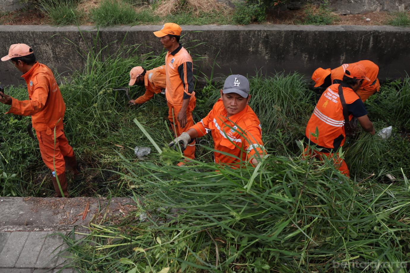 2.Petugas Gabungan Lakukan Grebek Lumpur di PHB Cacing