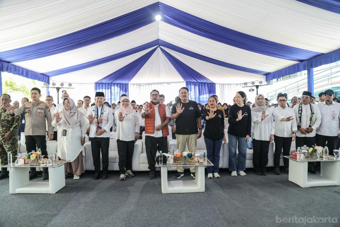 6 1.000 Pelajar di Kepulauan Seribu dan Jakut Terima Bantuan Kacamata 6