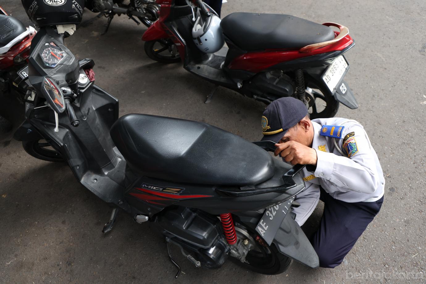 4.Petugas Gabungan Lakukan Penertiban di Jalan Senen Raya 4