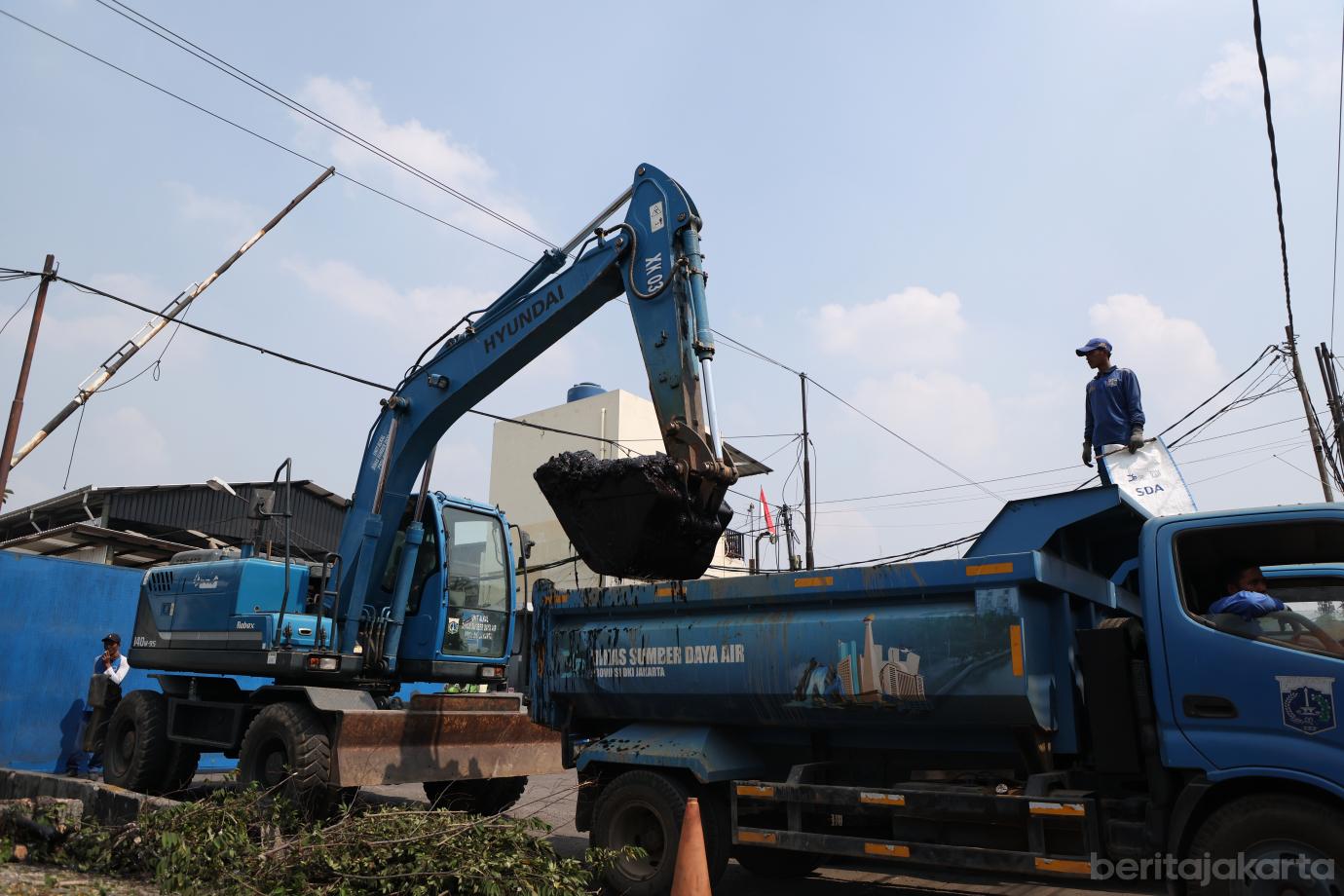 5.Petugas Gabungan Lakukan Grebek Lumpur di PHB Cacing
