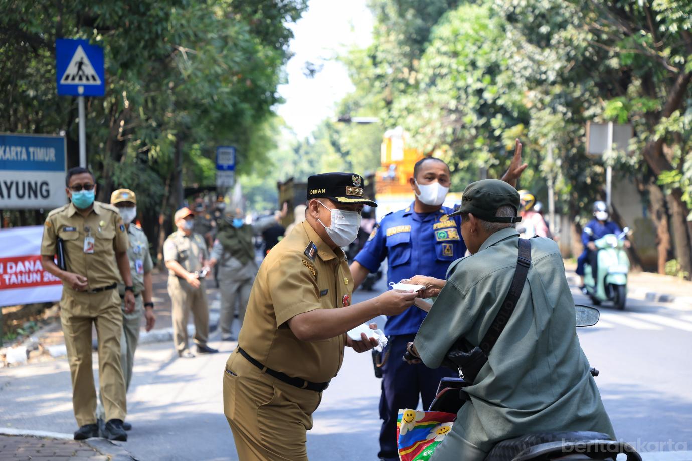 6.Jajaran Kecamatan Cipayung Bagi bagi Masker ke Pengendara