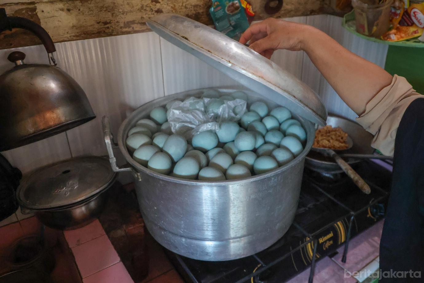 8 produksi telur asin