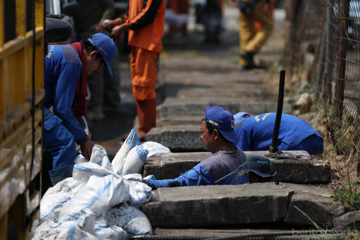 6.Petugas Gabungan Lakukan Grebek Lumpur di PHB Cacing
