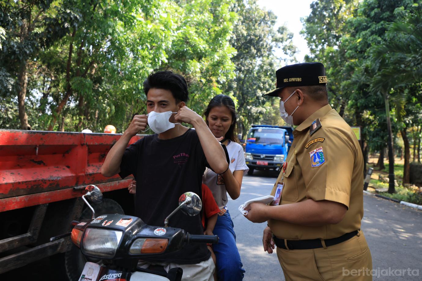 7.Jajaran Kecamatan Cipayung Bagi bagi Masker ke Pengendara