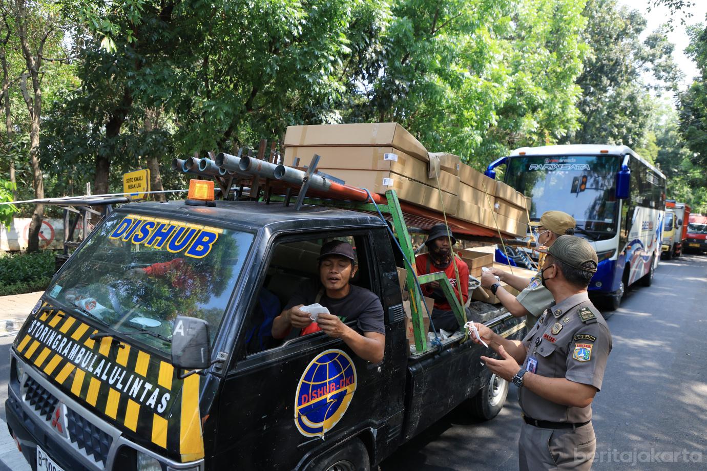 4.Jajaran Kecamatan Cipayung Bagi bagi Masker ke Pengendara