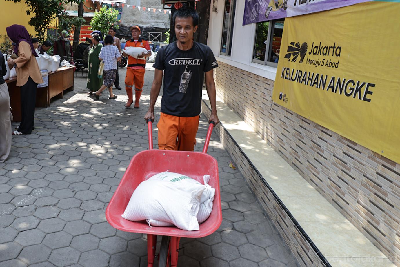 Delapan Ribu Karung Beras di Kelurahan Angke Mulai di Distribusikan  5