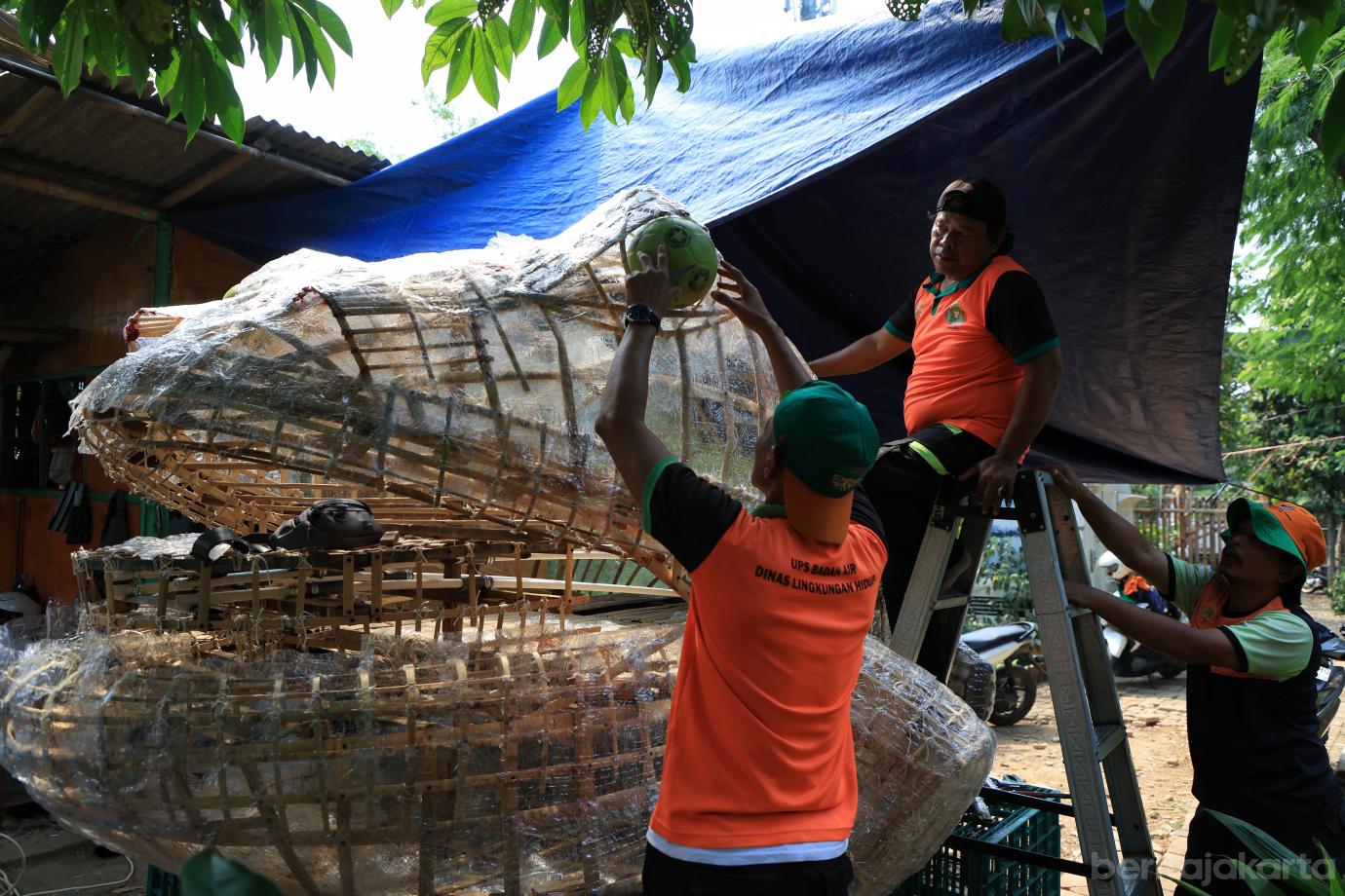 6.UPS Badan Air Duren Sawit Sulap Botol Plastik Jadi Perahu Kodok