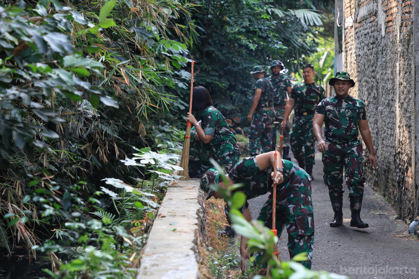 6.Kerja Bakti Kelurahan Cibubur