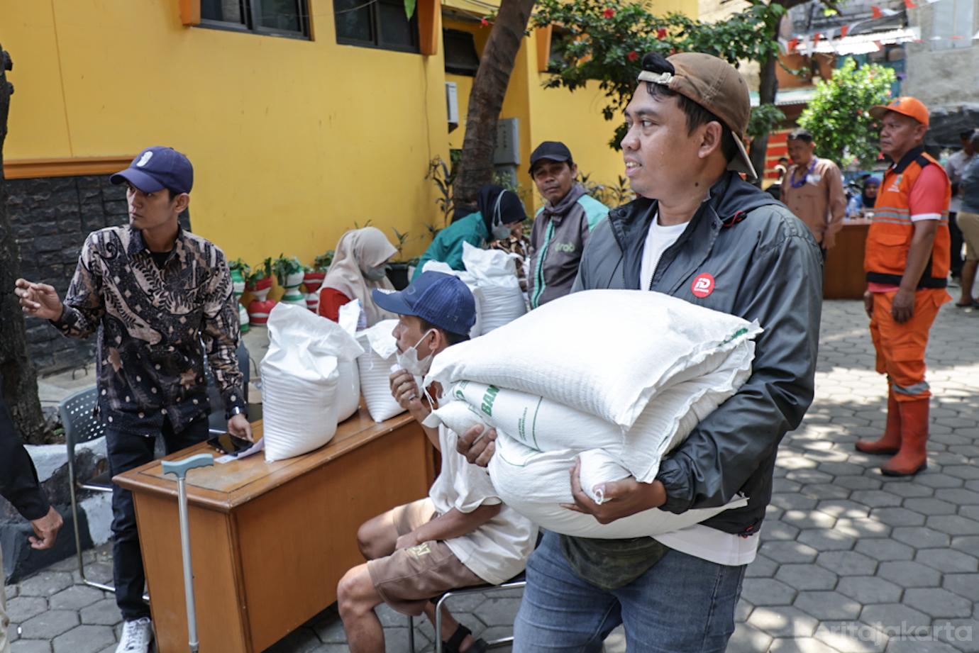 Delapan Ribu Karung Beras di Kelurahan Angke Mulai di Distribusikan  6