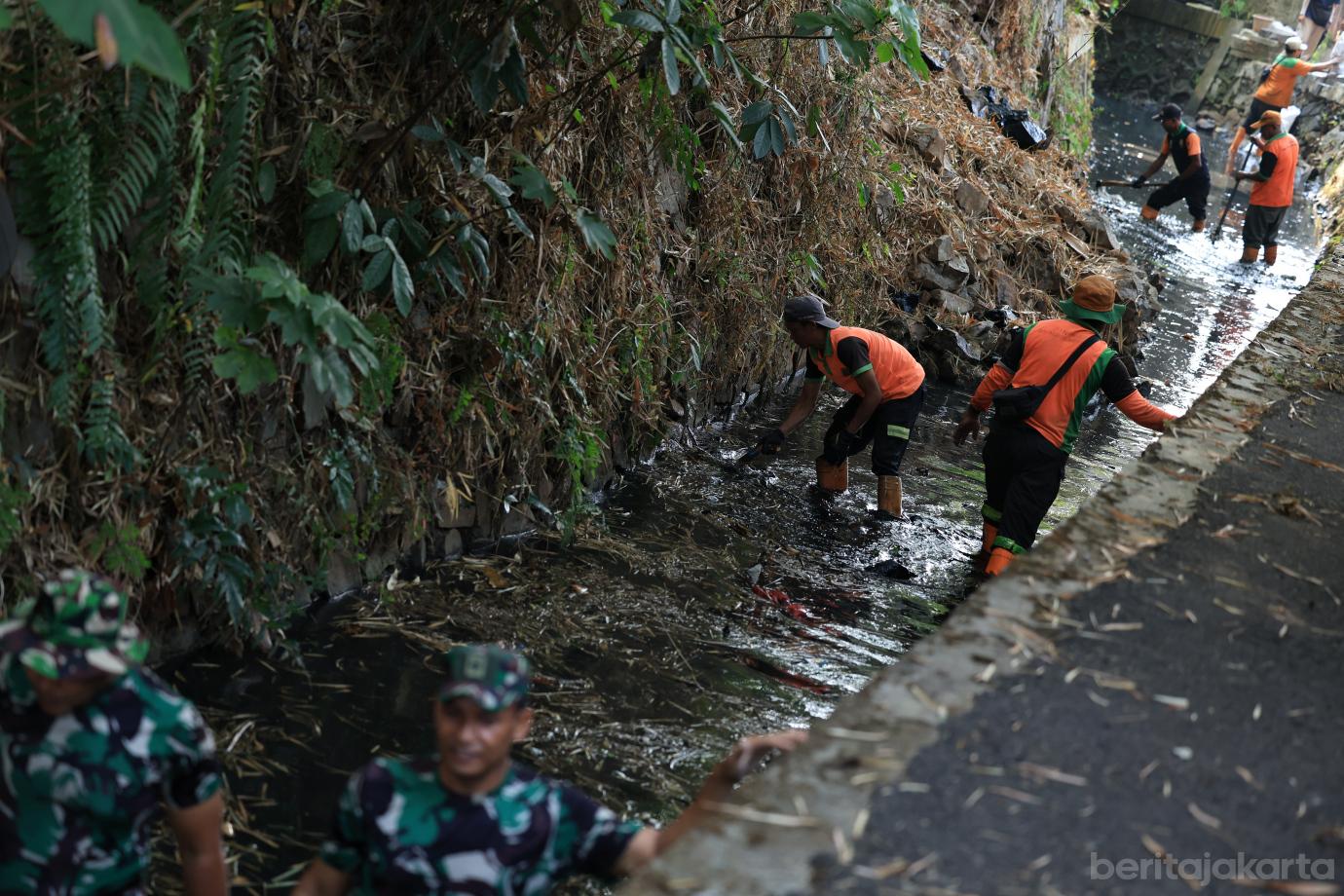 4.Kerja Bakti Kelurahan Cibubur
