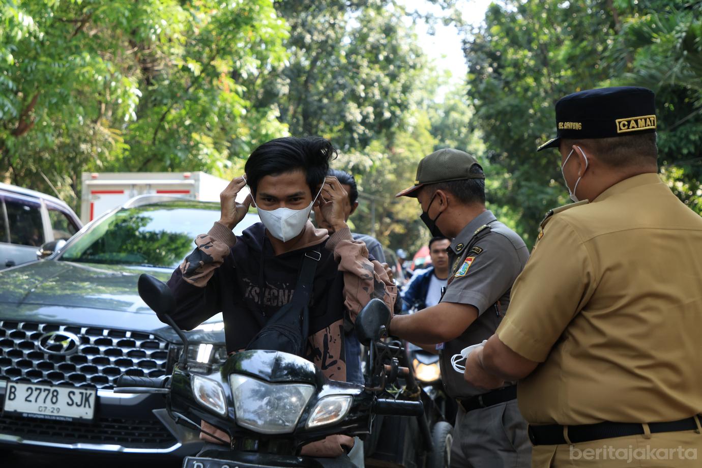 1.Jajaran Kecamatan Cipayung Bagi bagi Masker ke Pengendara
