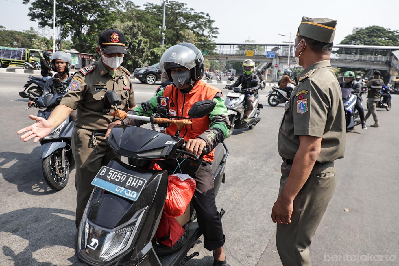 Antisipasi Dampak Erupsi Satpol PP Tambora Bagikan Masker 2