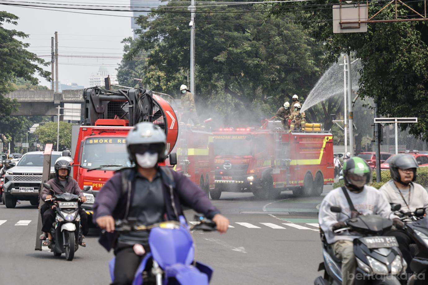 Petugas Semprot Water Mist Antisipasi Abu Gunung Anak Krakatau 4