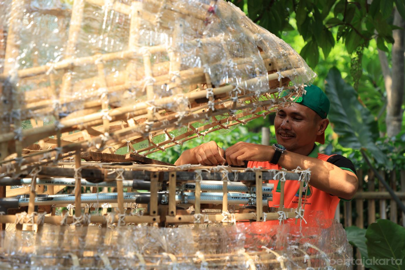 5.UPS Badan Air Duren Sawit Sulap Botol Plastik Jadi Perahu Kodok