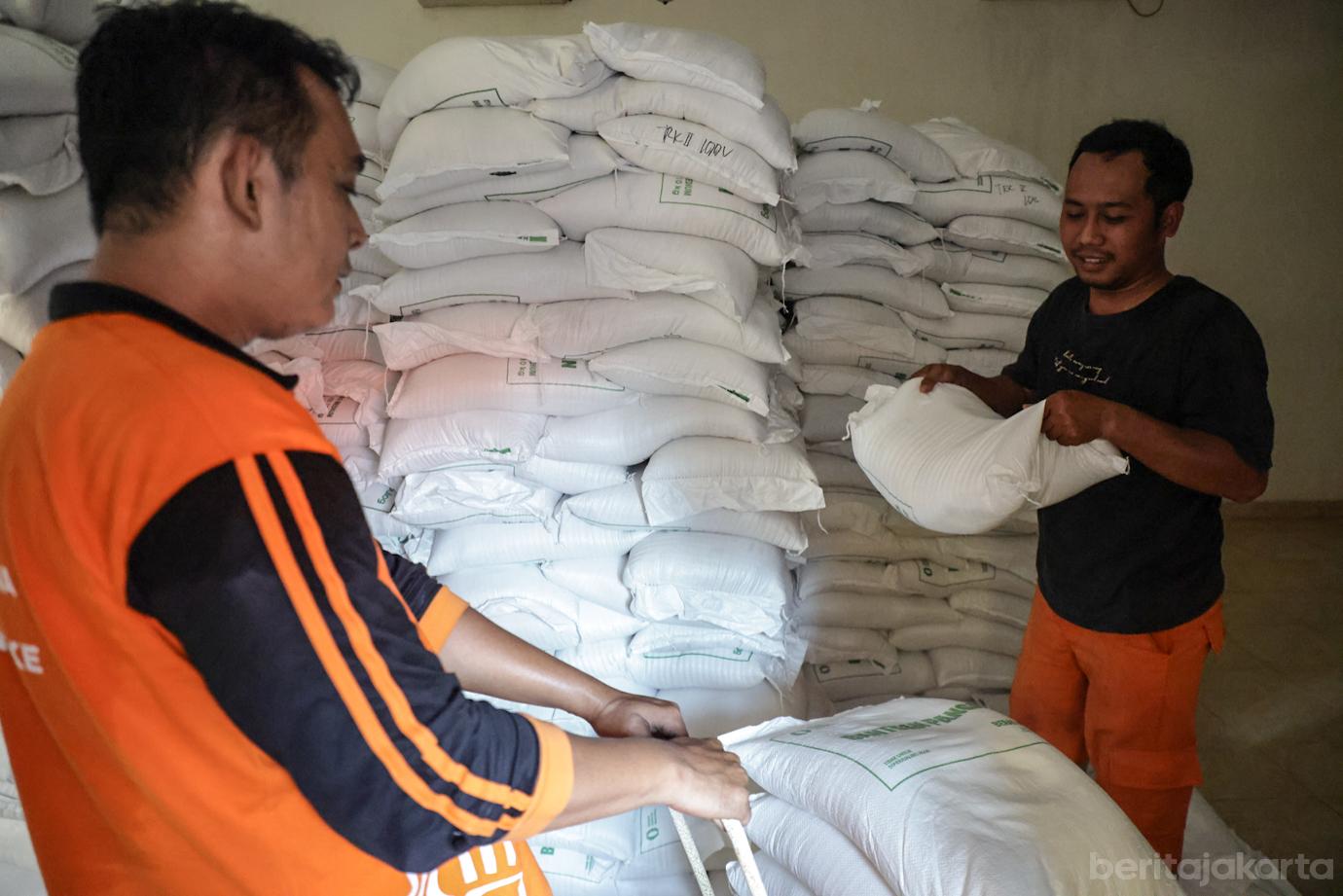 Delapan Ribu Karung Beras di Kelurahan Angke Mulai di Distribusikan  4