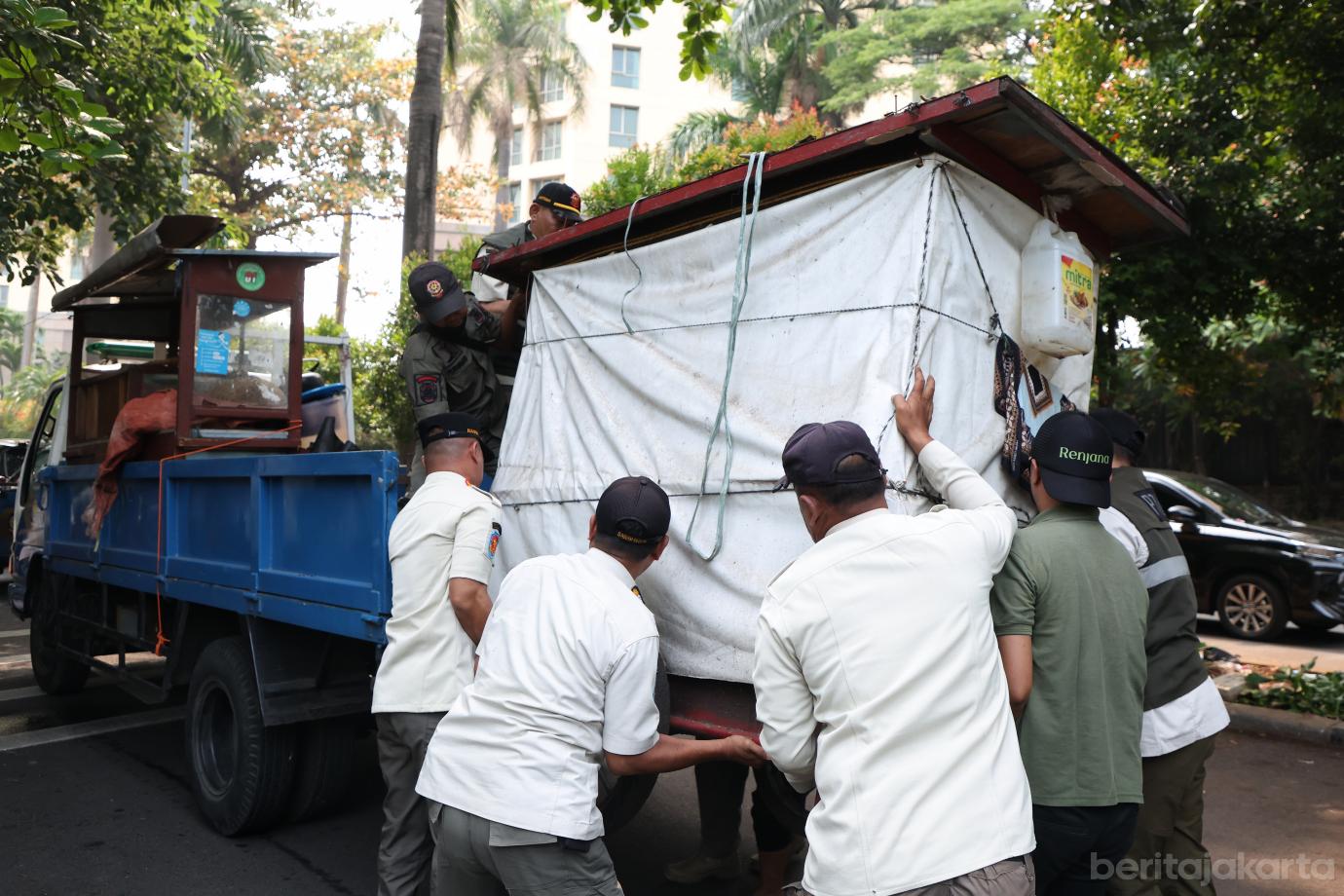 3.Petugas Gabungan Lakukan Penertiban di Jalan Senen Raya 4