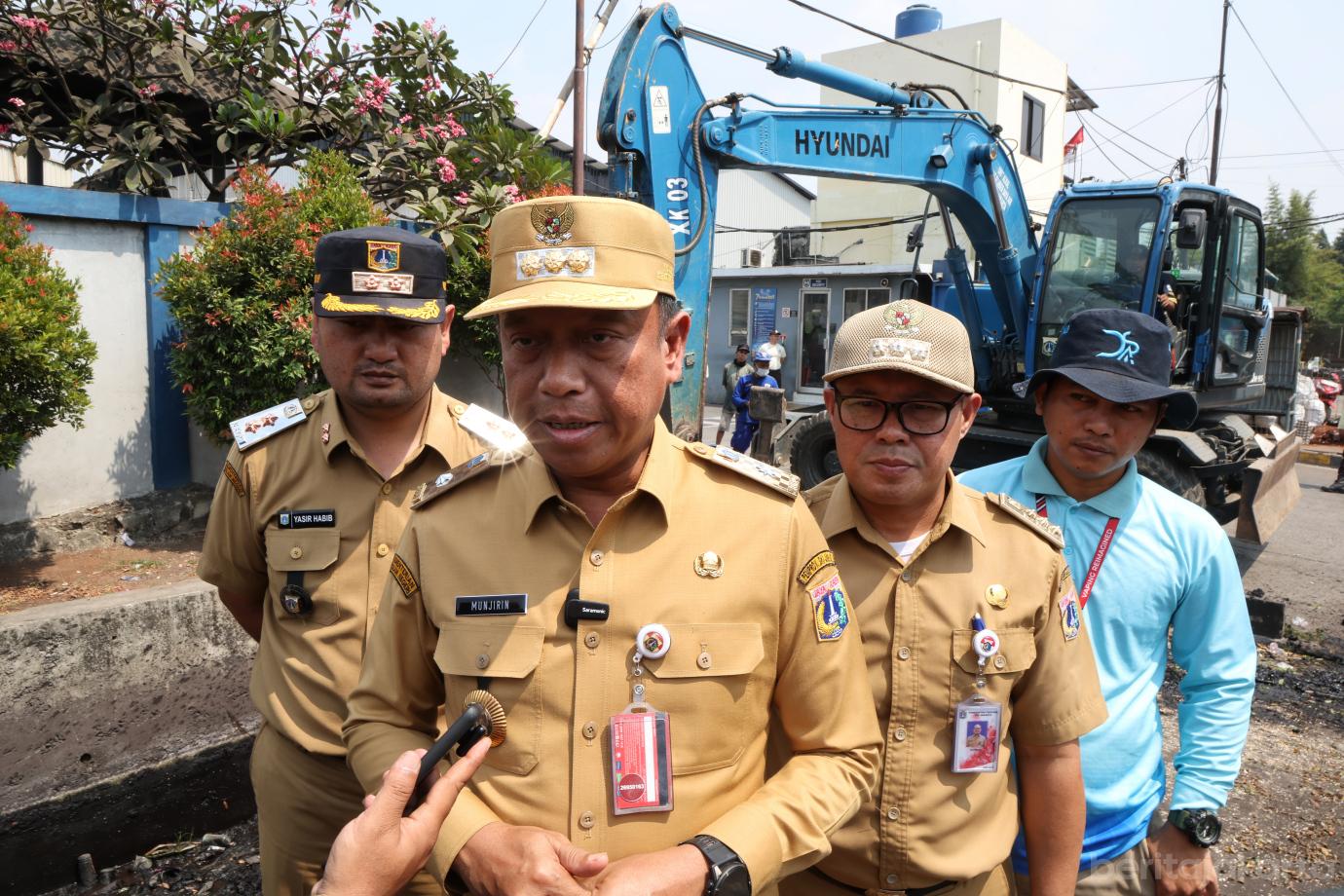 9.Petugas Gabungan Lakukan Grebek Lumpur di PHB Cacing