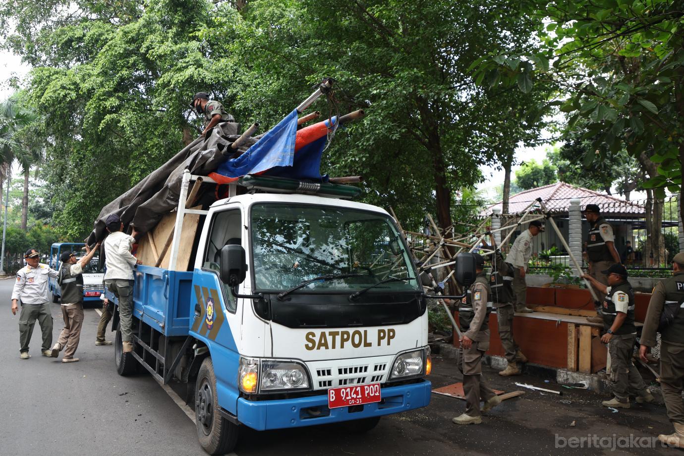 7.Petugas Gabungan Lakukan Penertiban di Jalan Senen Raya 4