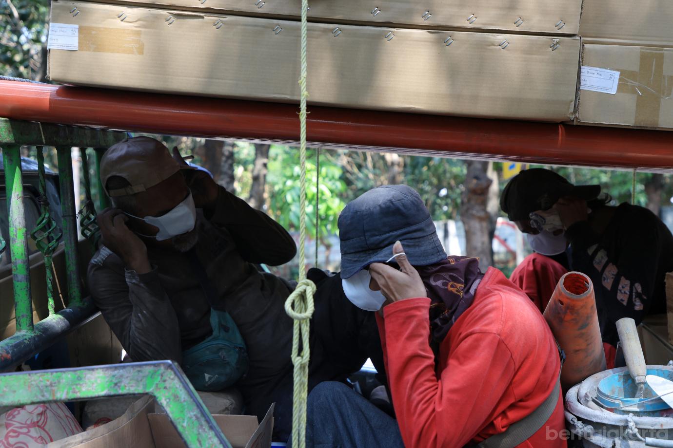 5.Jajaran Kecamatan Cipayung Bagi bagi Masker ke Pengendara