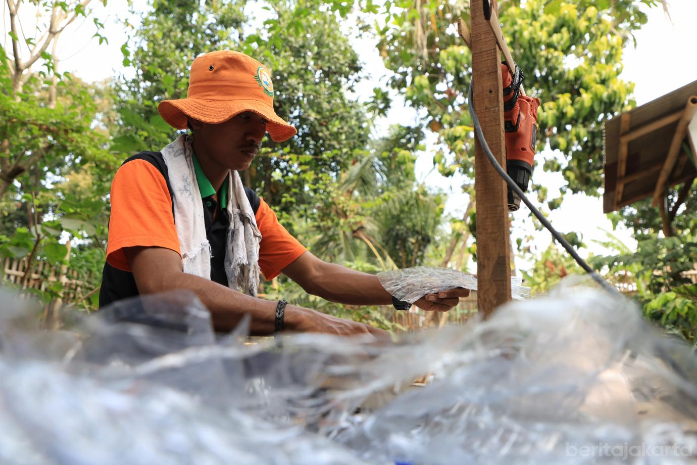 4.UPS Badan Air Duren Sawit Sulap Botol Plastik Jadi Perahu Kodok