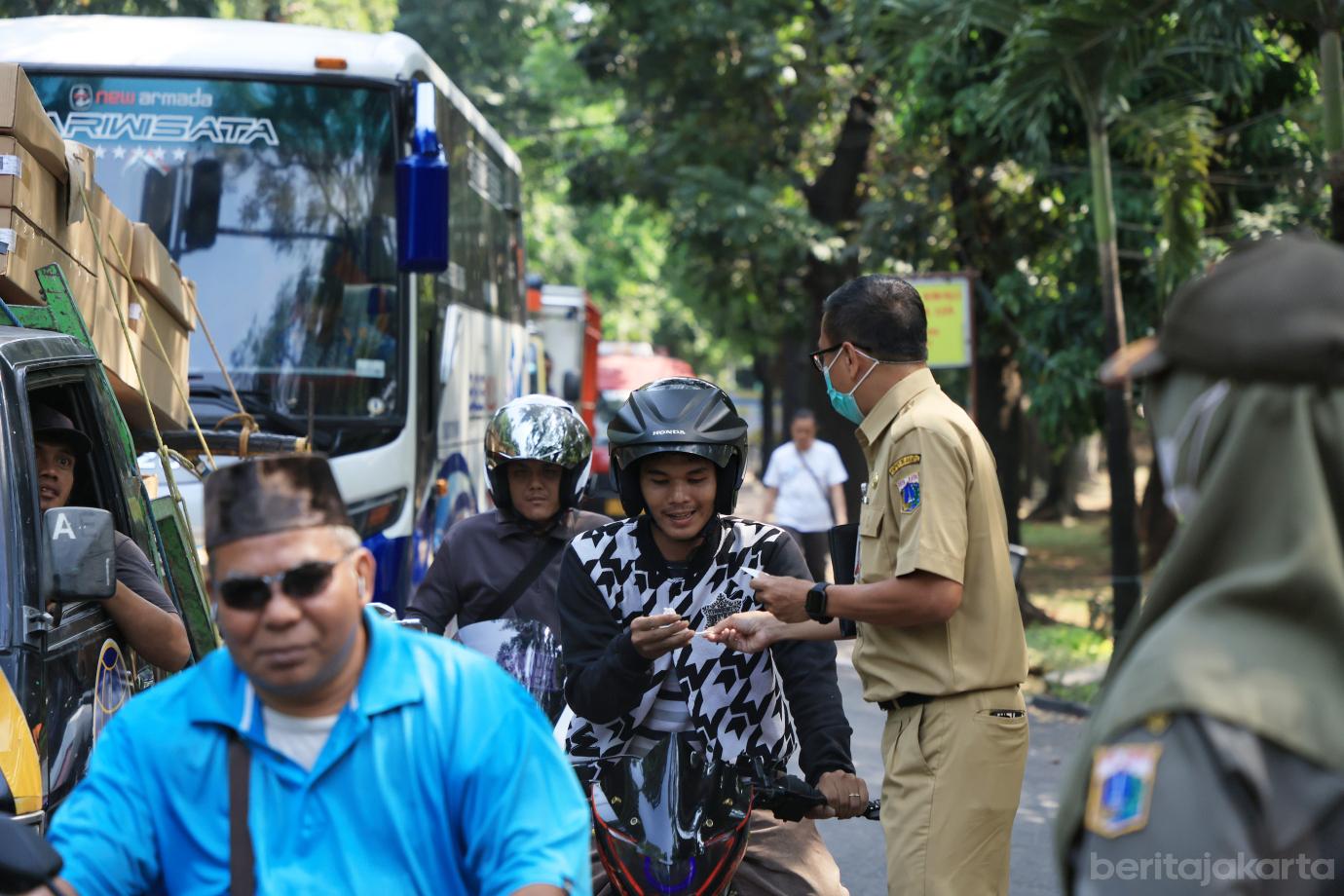 3.Jajaran Kecamatan Cipayung Bagi bagi Masker ke Pengendara
