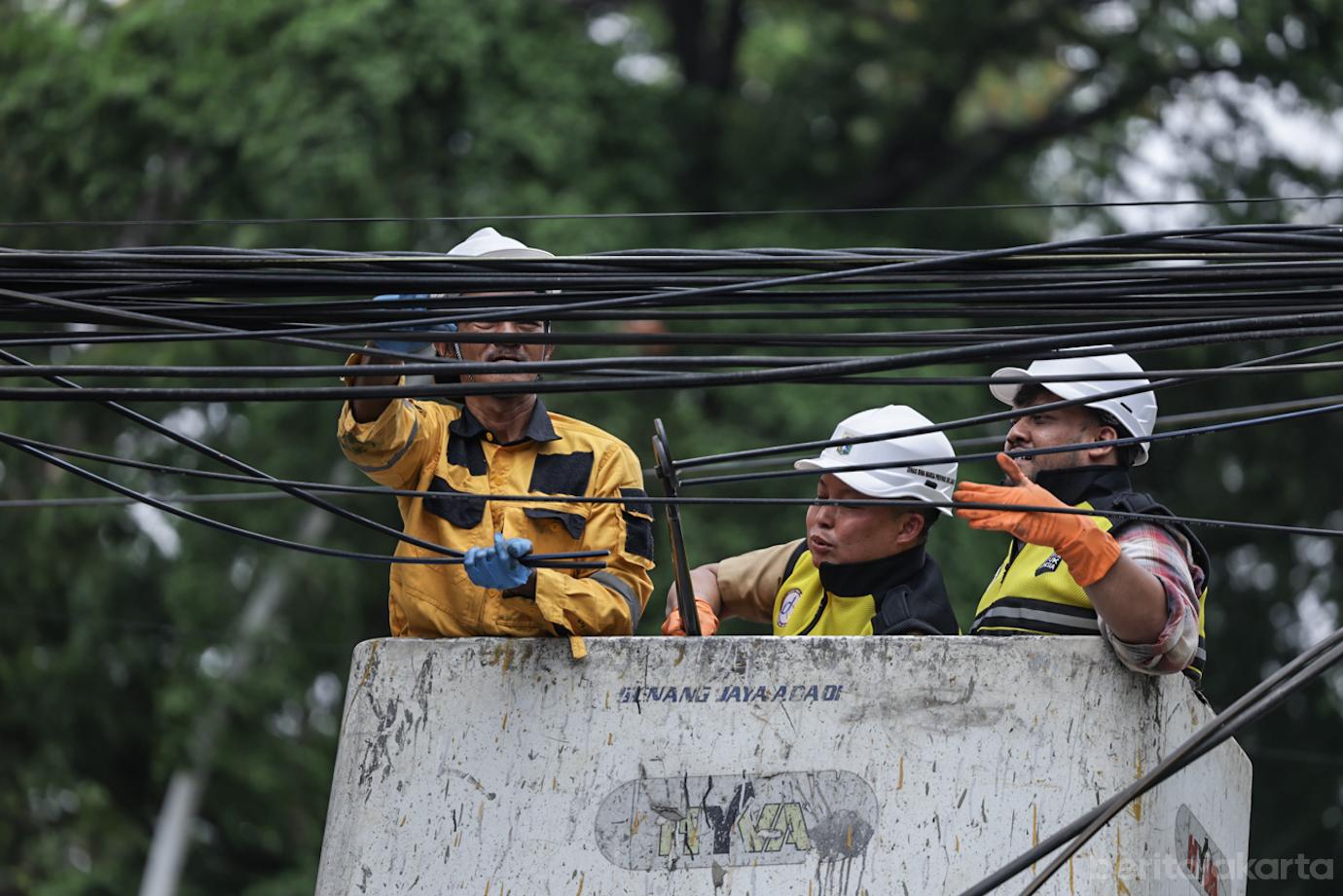 Penertiban Kabel Utilitas di Jalan Proklamasi Jakpus 8