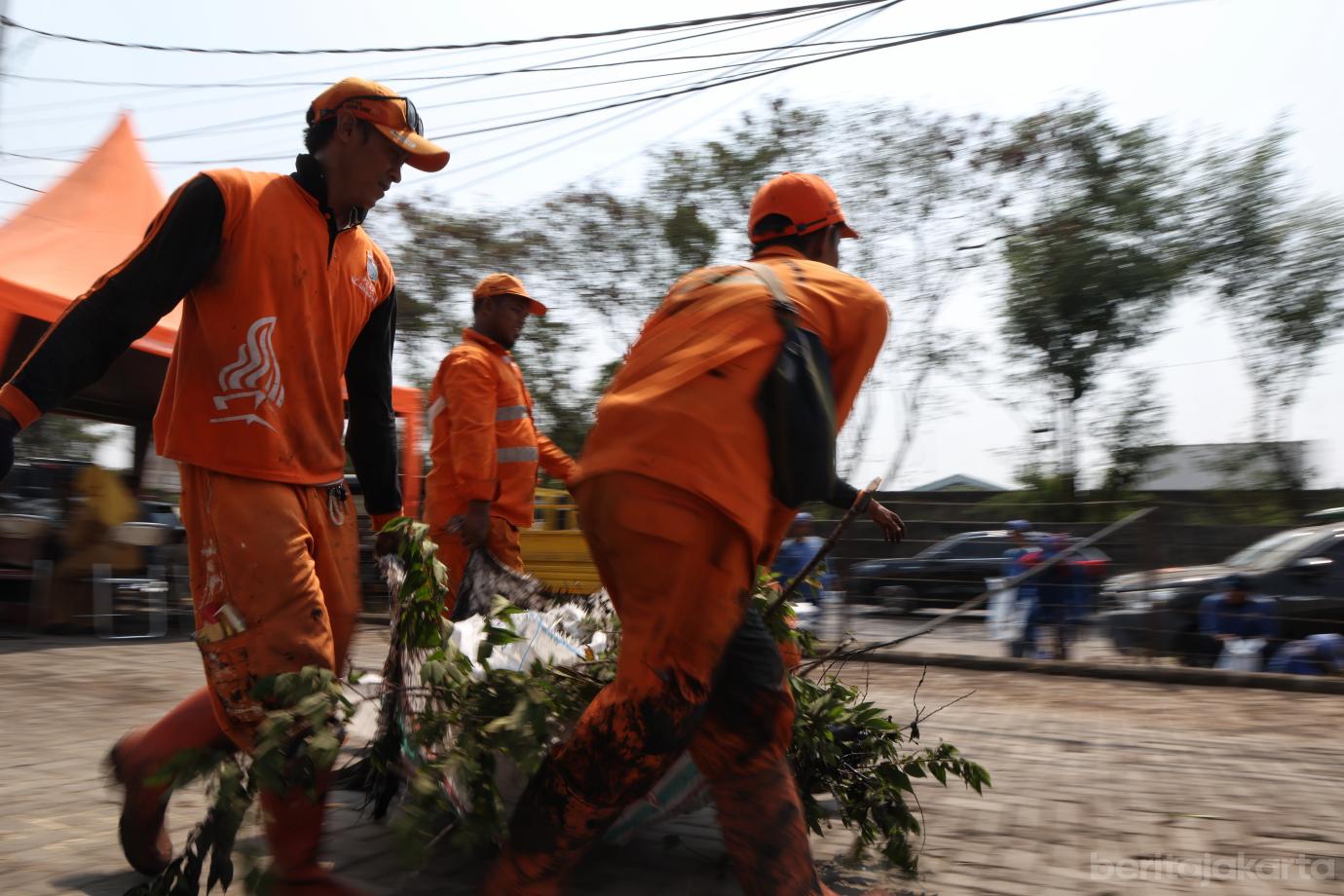 7.Petugas Gabungan Lakukan Grebek Lumpur di PHB Cacing