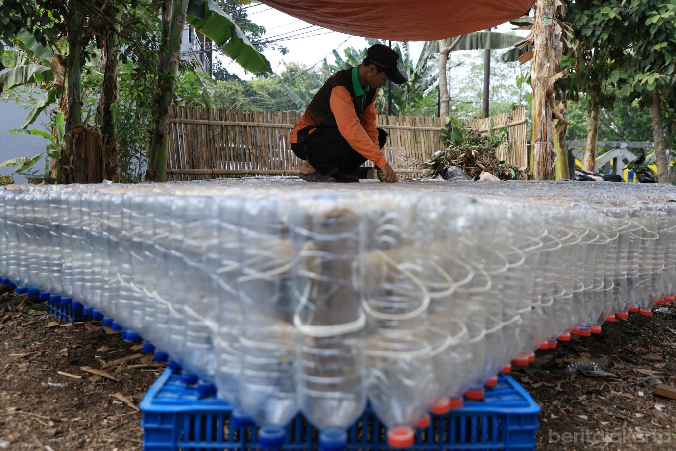 8.UPS Badan Air Duren Sawit Sulap Botol Plastik Jadi Perahu Kodok