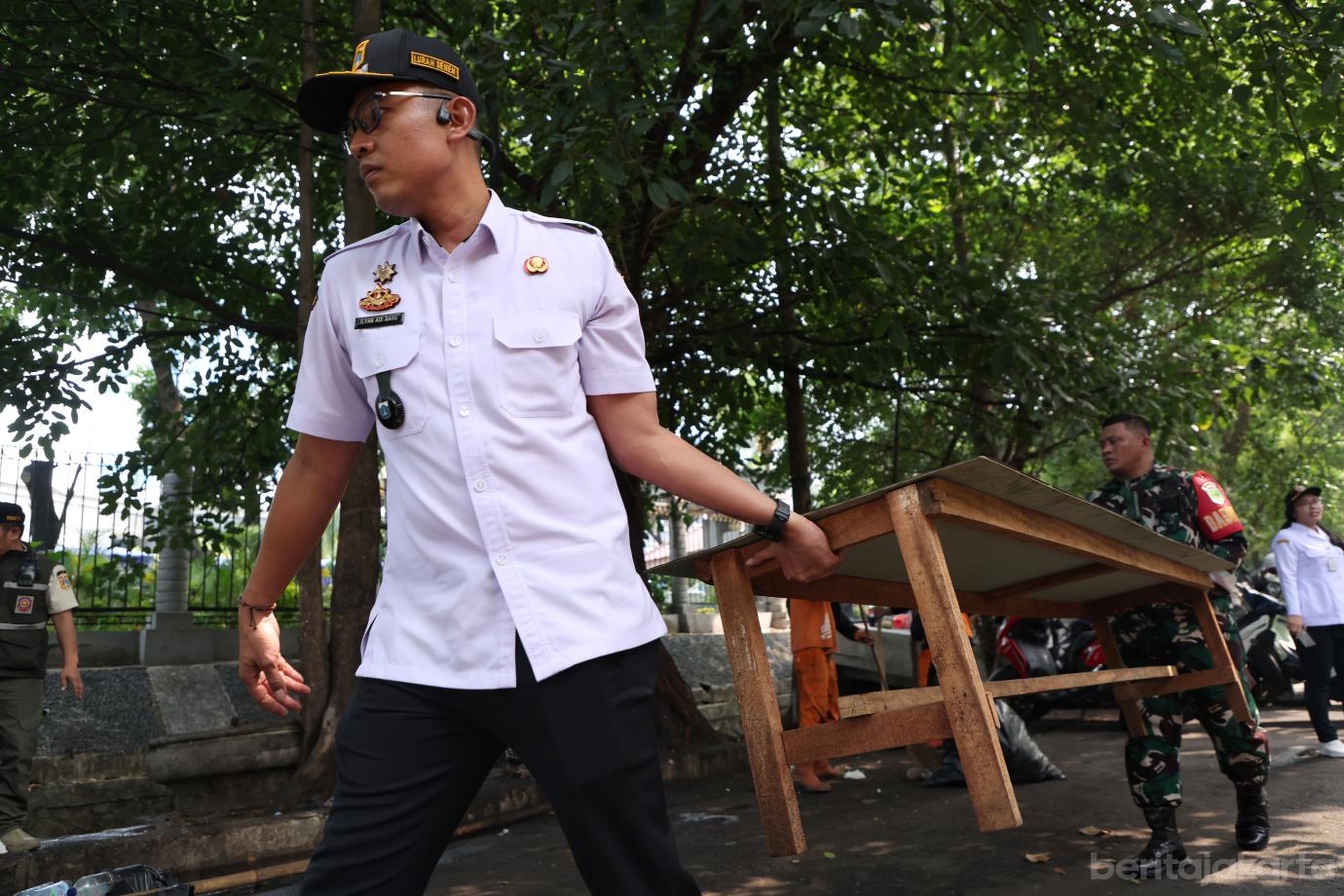 2.Petugas Gabungan Lakukan Penertiban di Jalan Senen Raya 4