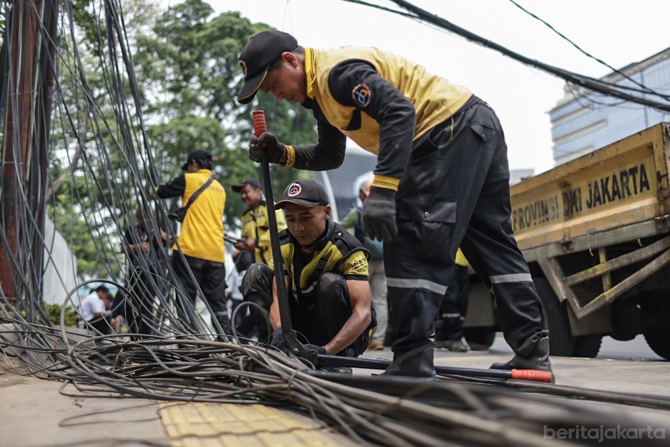 Penertiban Kabel Utilitas di Jalan Proklamasi Jakpus 6