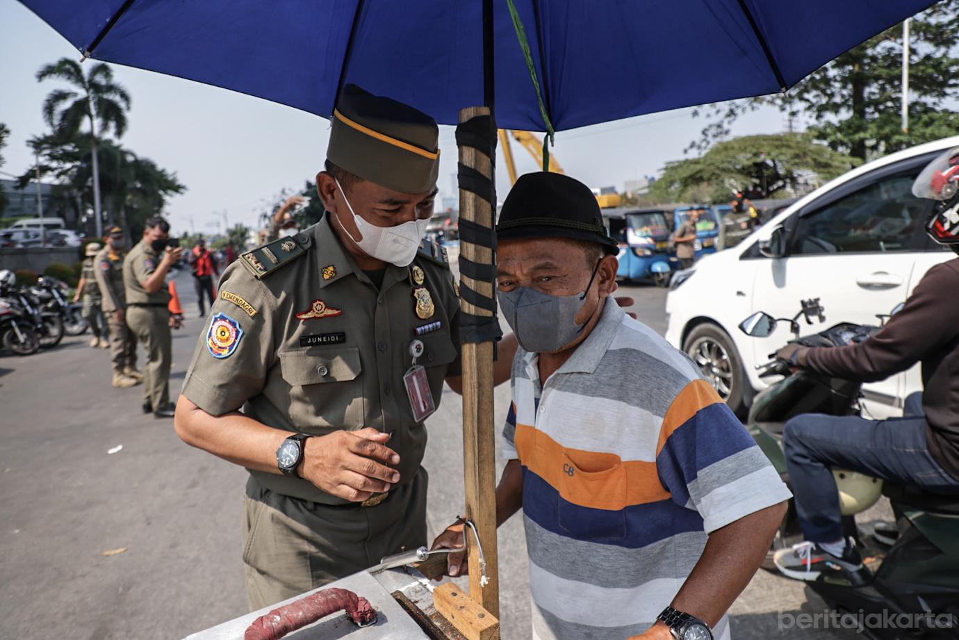 Antisipasi Dampak Erupsi Satpol PP Tambora Bagikan Masker 5
