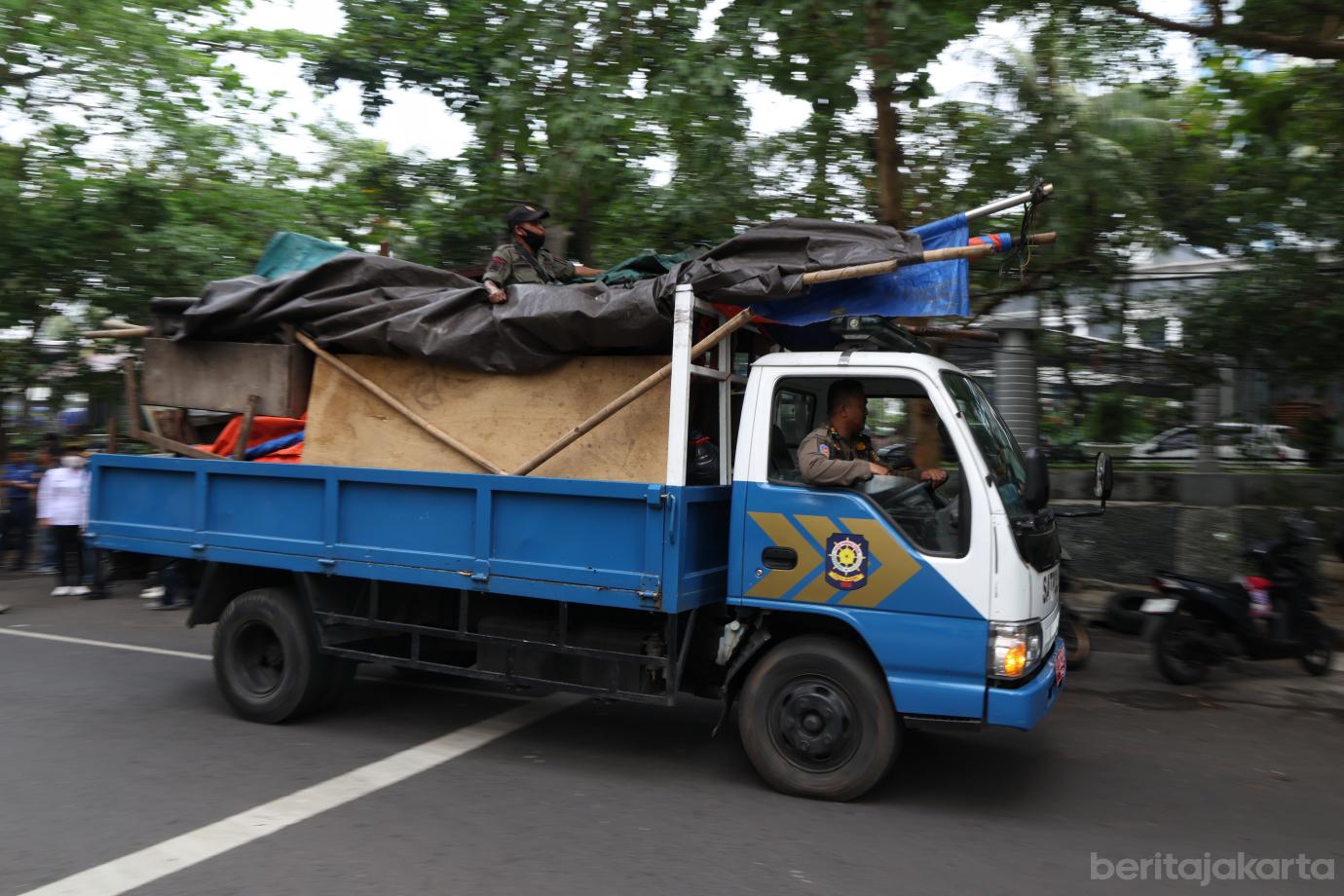 9.Petugas Gabungan Lakukan Penertiban di Jalan Senen Raya 4
