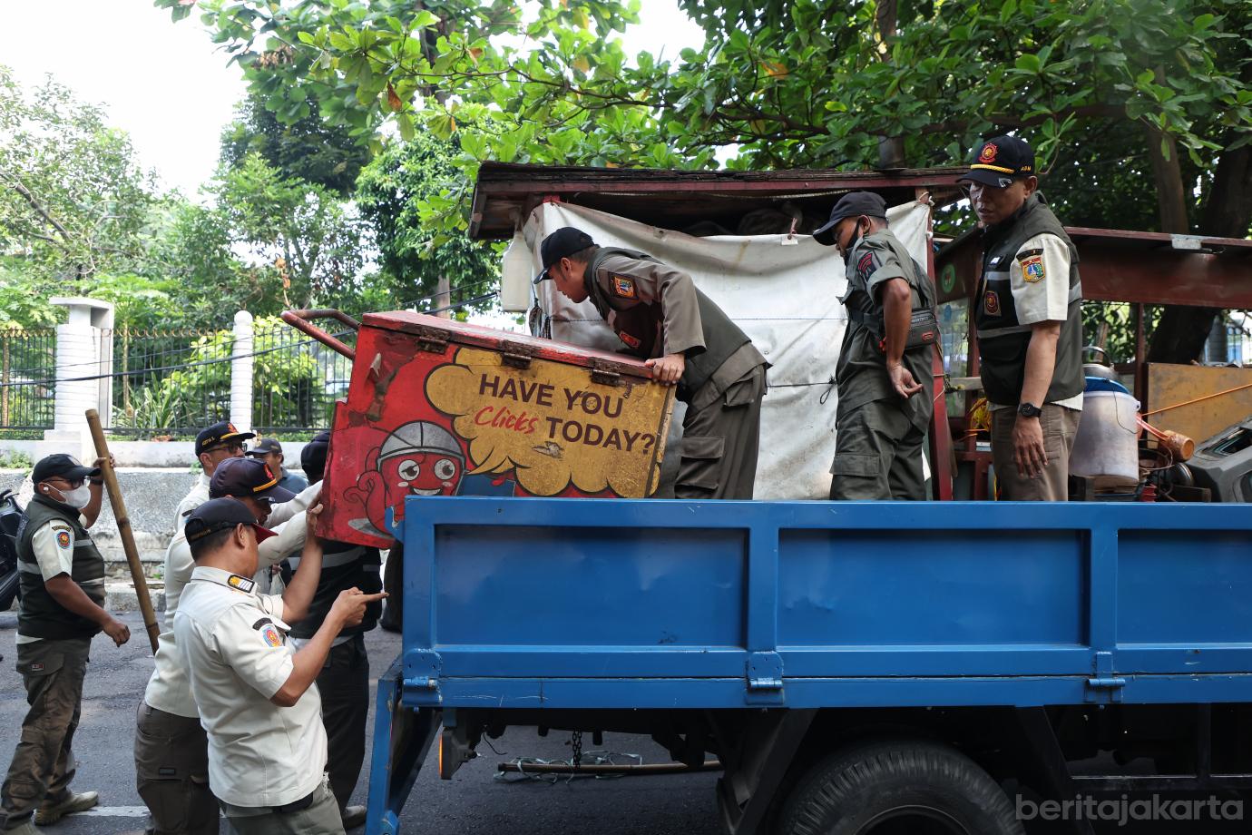 5.Petugas Gabungan Lakukan Penertiban di Jalan Senen Raya 4