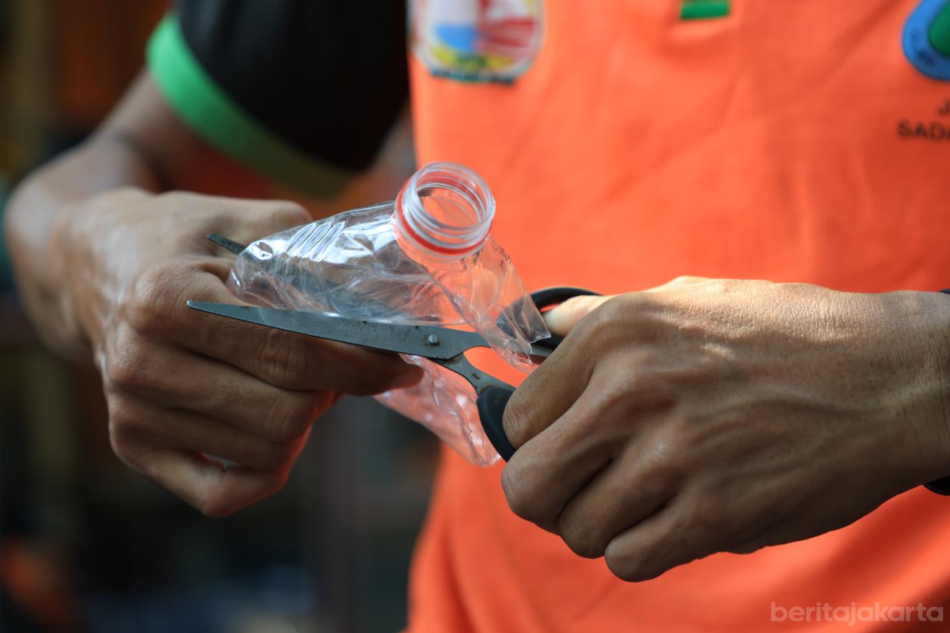 3.UPS Badan Air Duren Sawit Sulap Botol Plastik Jadi Perahu Kodok