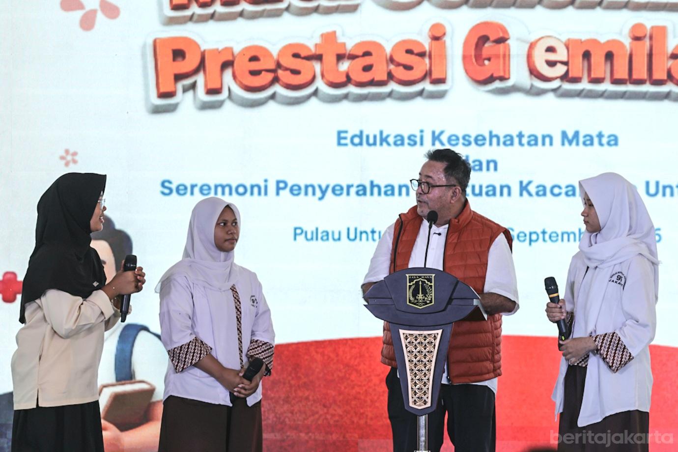 4 1.000 Pelajar di Kepulauan Seribu dan Jakut Terima Bantuan Kacamata 4