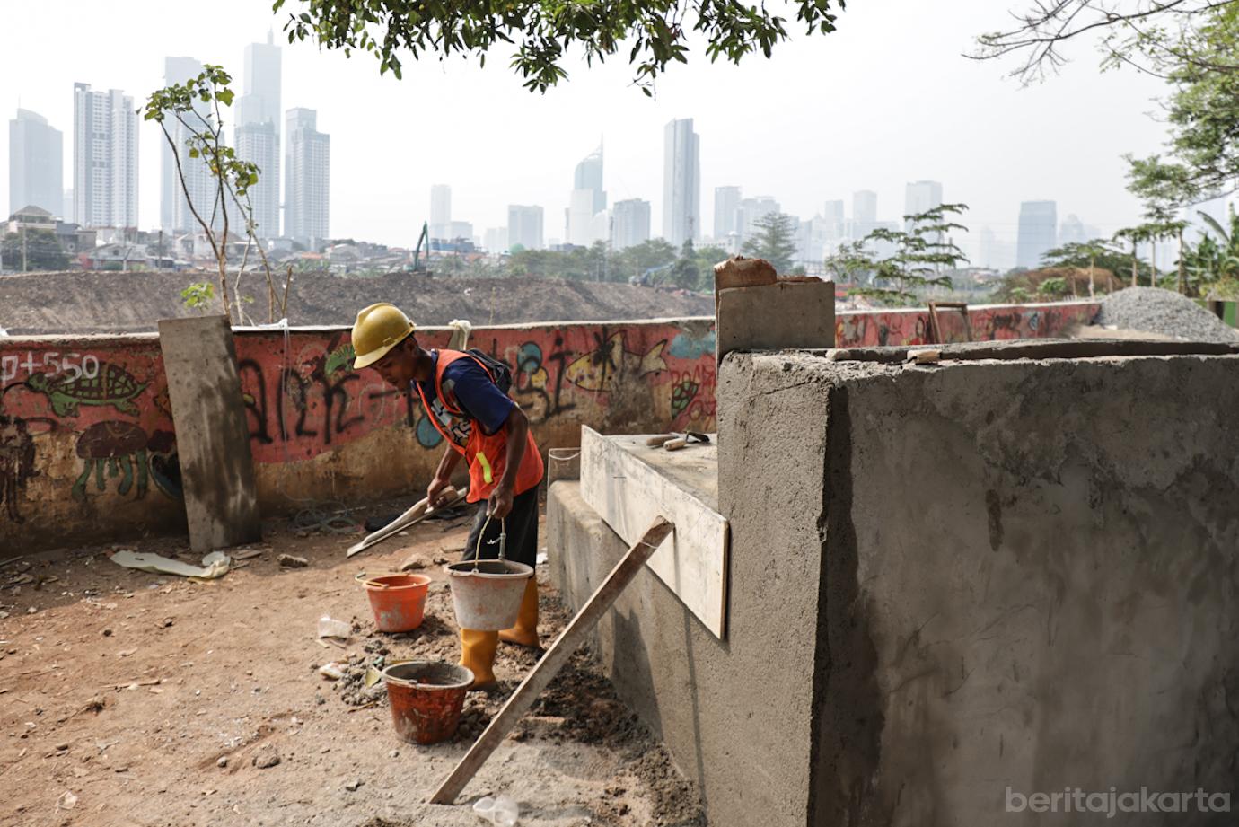 Pemkot Jakpus Bangun Bantaran BKB Menjadi Taman Bermain 4