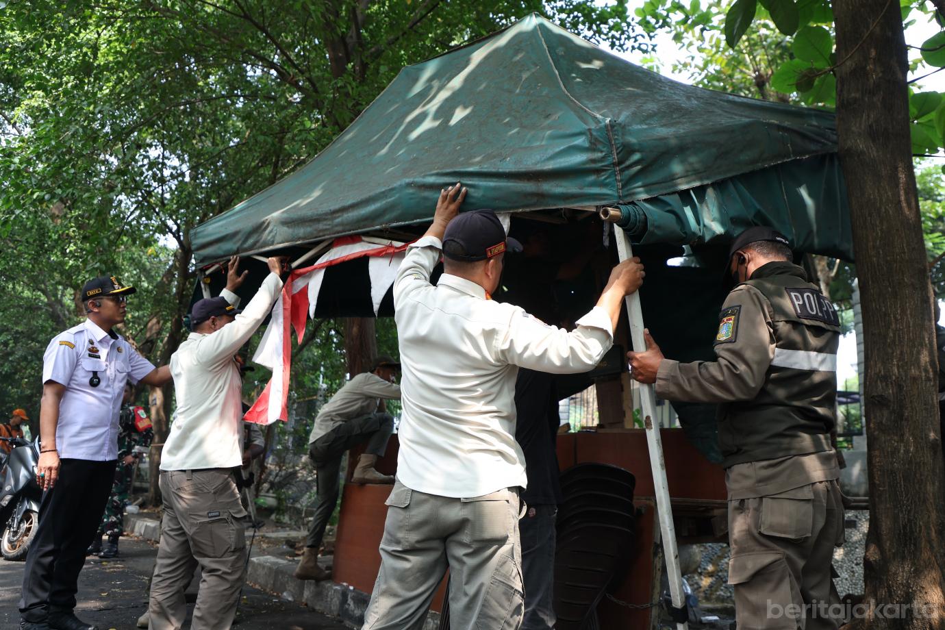 6.Petugas Gabungan Lakukan Penertiban di Jalan Senen Raya 4