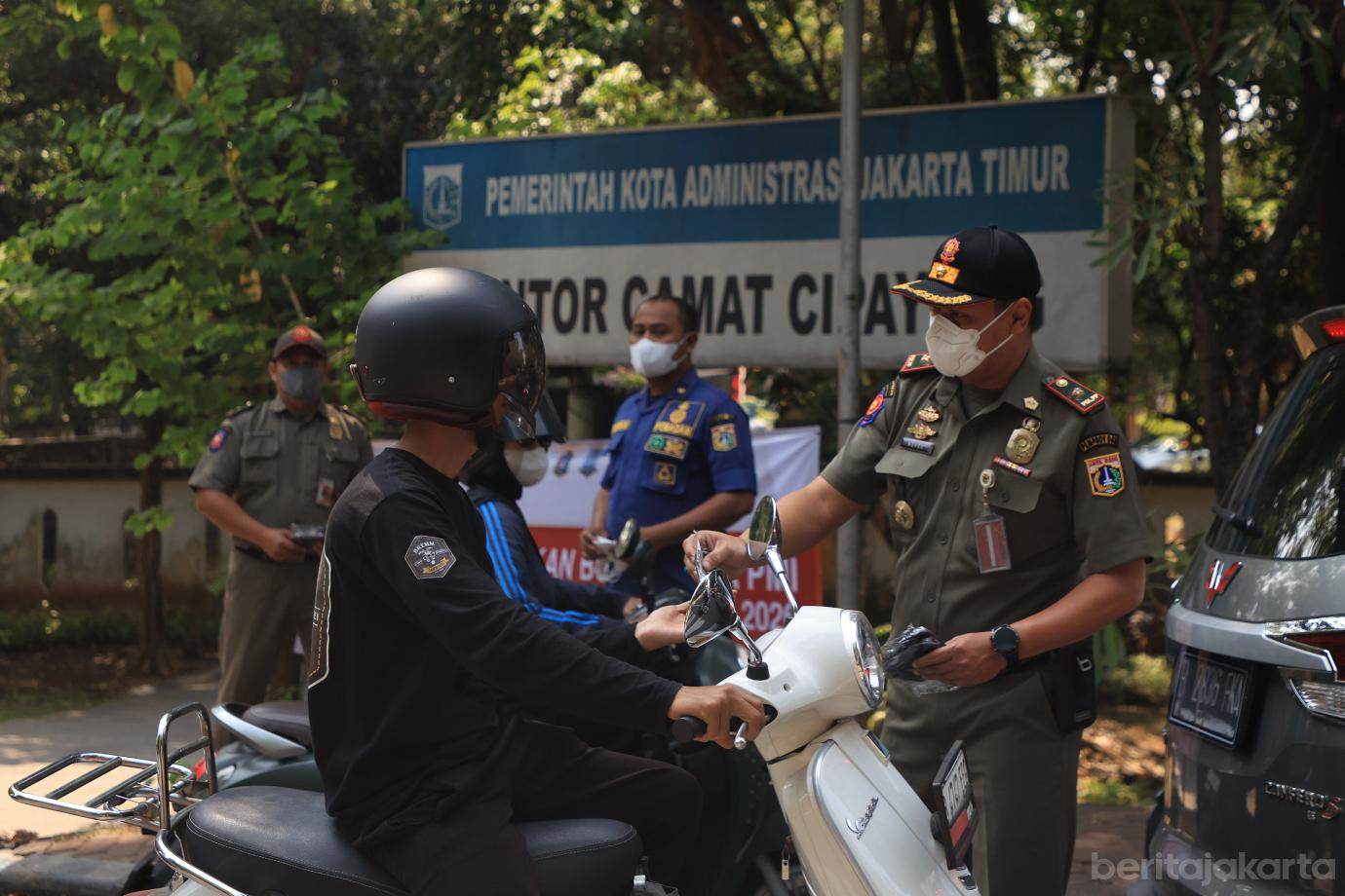 2.Jajaran Kecamatan Cipayung Bagi bagi Masker ke Pengendara