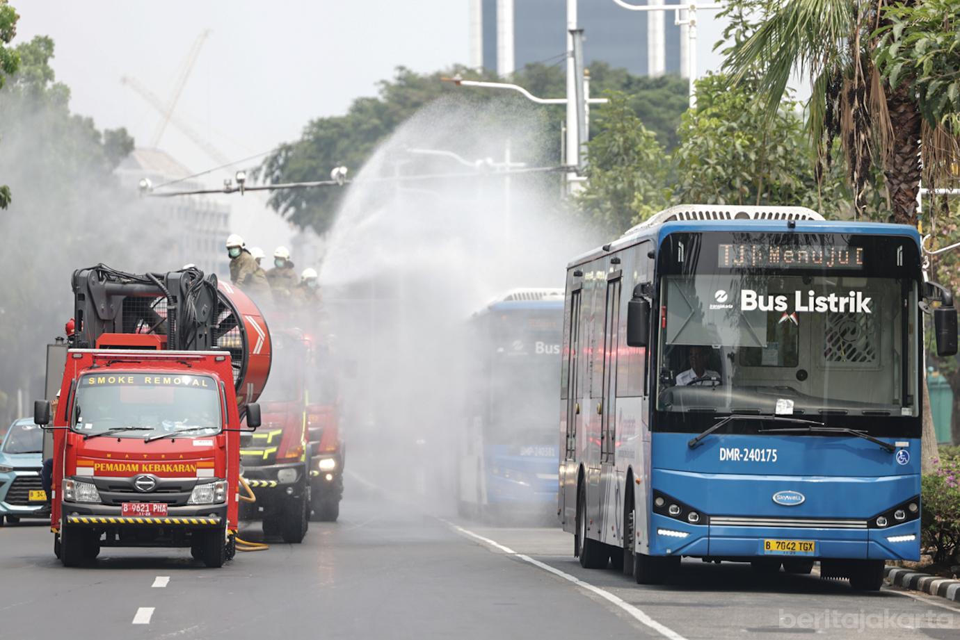 Petugas Semprot Water Mist Antisipasi Abu Gunung Anak Krakatau 3