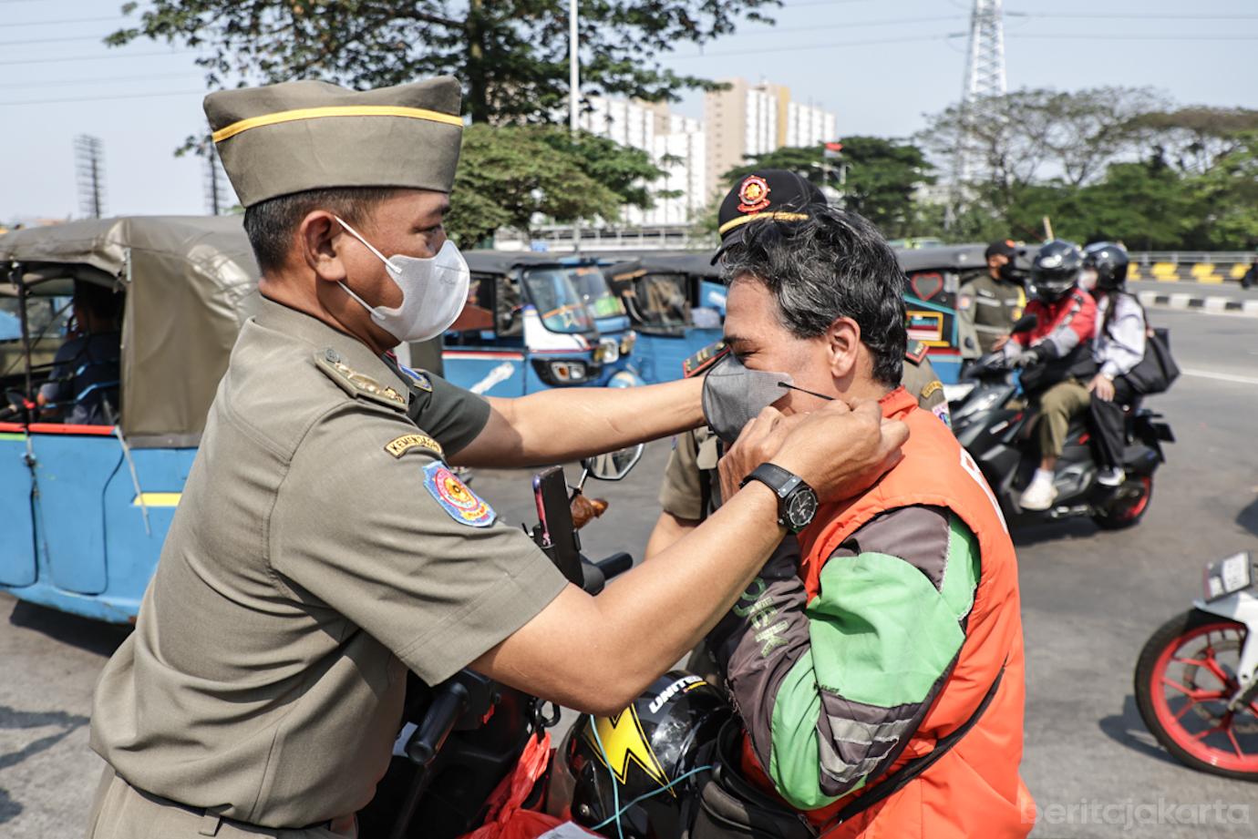 Antisipasi Dampak Erupsi Satpol PP Tambora Bagikan Masker 3